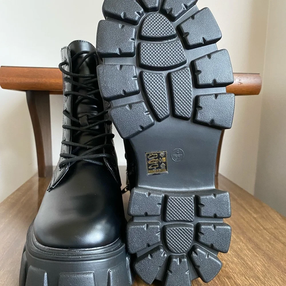 NWT ASOS black, platform, side zip boots. Size 6 - Picture 5 of 9